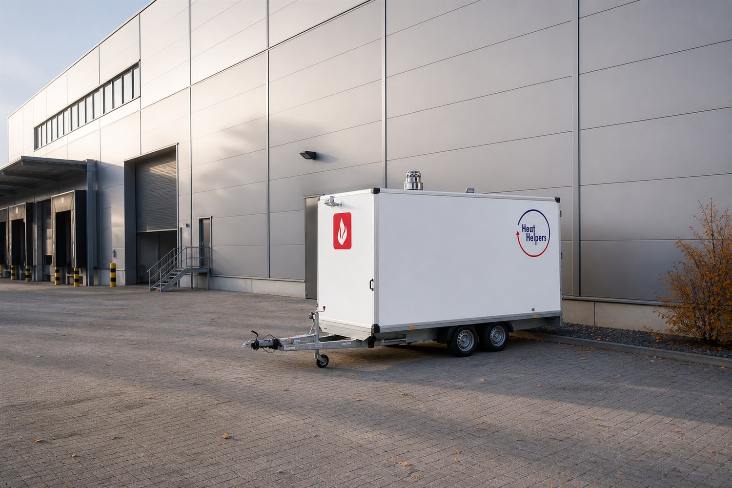 Mobile Heat Helpers Heizzentrale 350 kW als Anhänger an einer Gewerbehalle